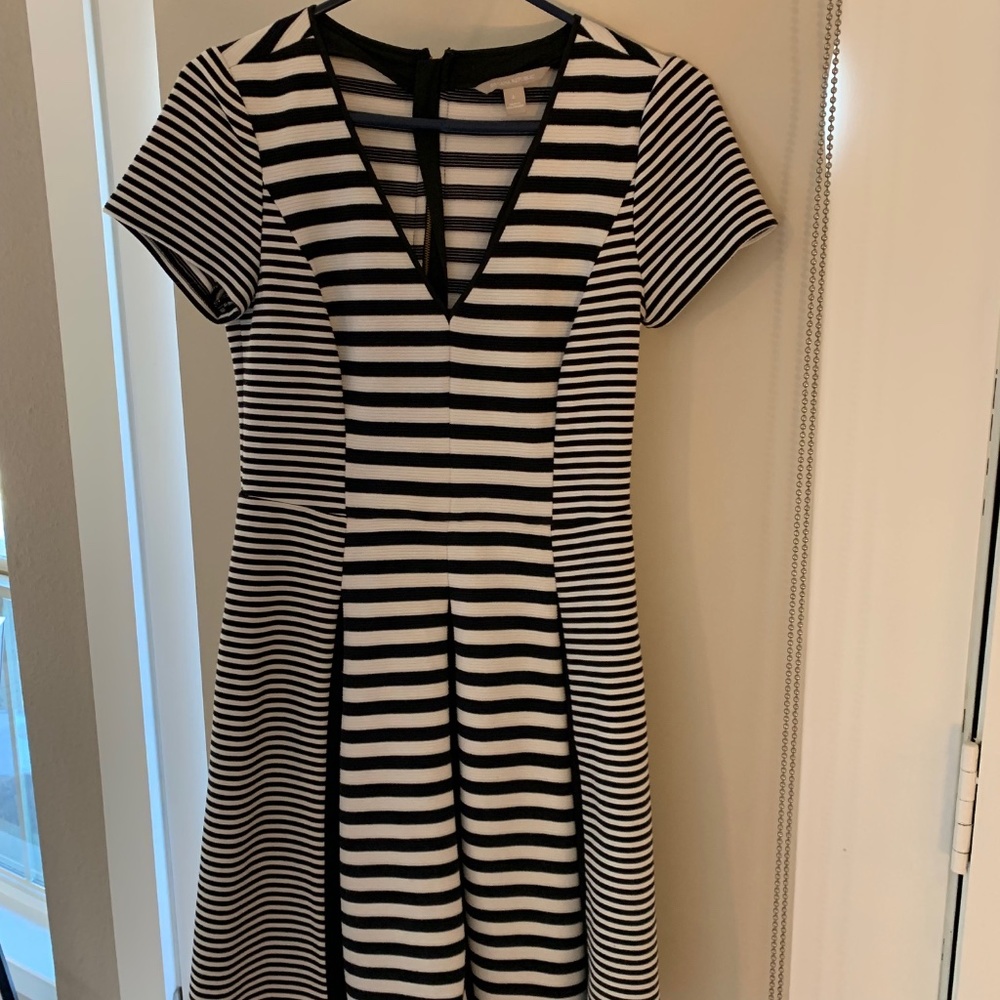 Banana Republic white and back short striped dress, Size 6